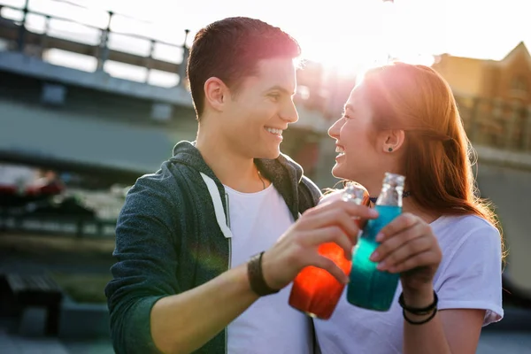 Agréable couple heureux acclamant avec des boissons doux souvenirs . — Photo