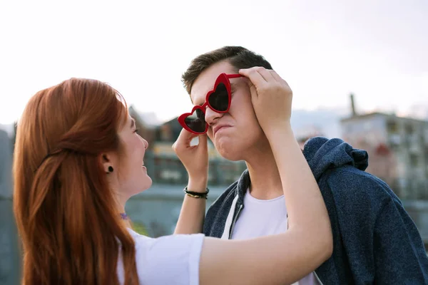 Radosny młody człowiek nosi okulary romantyczną randkę. — Zdjęcie stockowe