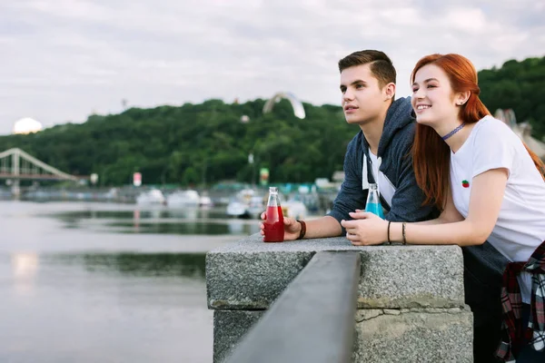 Comienzo Historia Amor Jóvenes Alegres Estando Cerca Del Río Mientras — Foto de Stock