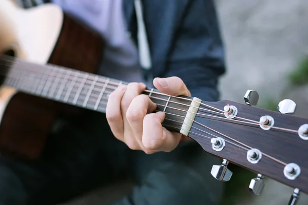 Close up de uma nova guitarra Romântico data . — Fotografia de Stock