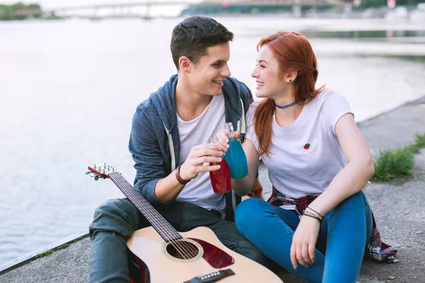 Encantada bonita pareja animando con bebidas cita romántica . — Foto de Stock