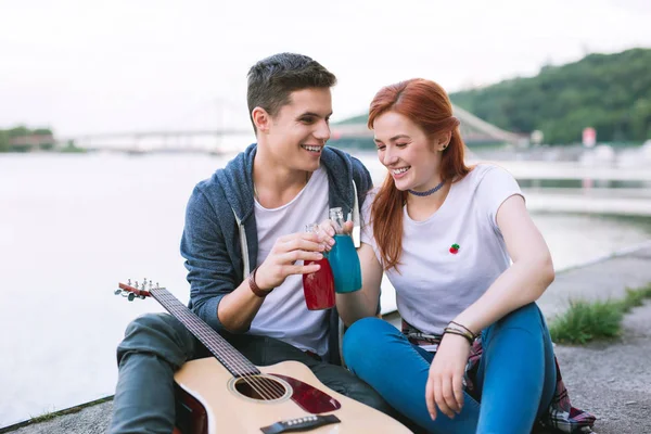 Pozitív boldog pár ül a folyó közelében — Stock Fotó