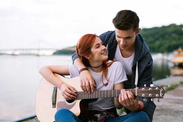 Гарна щаслива жінка грає на гітарі Романтичне побачення . — стокове фото