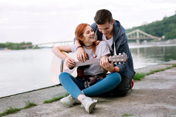 Boldog, vidám nő, tanulás, hogyan kell játszani a gitáron — Stock Fotó