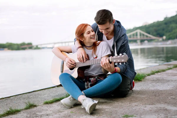 Mujer alegre encantada aprendiendo a tocar la guitarra — Foto de Stock