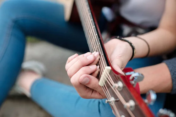 Primo piano delle mani che toccano le corde — Foto Stock