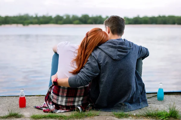 Trevligt lugnt par tittar på floden — Stockfoto