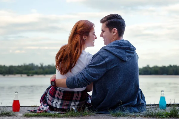 Positivo jovem casal estar apaixonado Romântico data . — Fotografia de Stock