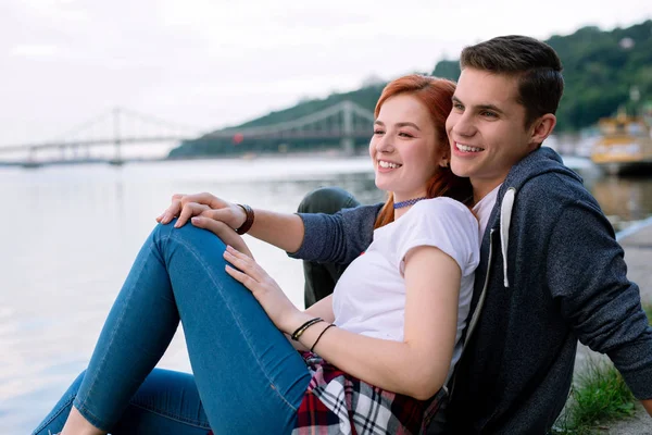 Bonito coupé alegre disfrutando de la vista fecha romántica . — Foto de Stock