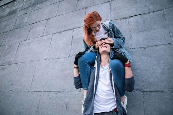 Nette positive Frau schließt ihre Augen — Stockfoto