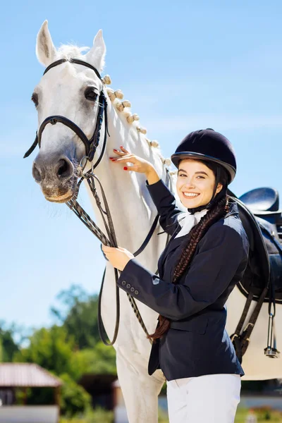 Businesswoman fond of equestrianism coming to race track — Stock Photo, Image