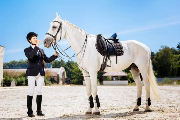 Cavalier féminin avec une longue tresse portant des vêtements spéciaux — Photo