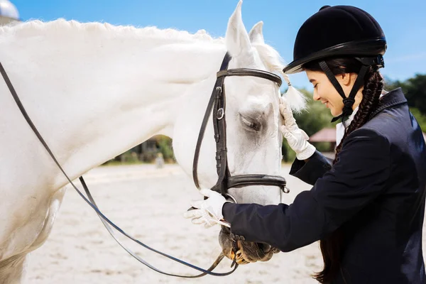 Σκοτεινός-eyed γυναίκα αναβάτη, μιλάμε για άλογο πριν από το διαγωνισμό — Φωτογραφία Αρχείου