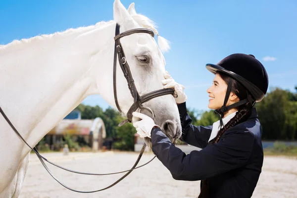 Joven jinete prometedor que viene a su hermoso caballo blanco — Foto de Stock