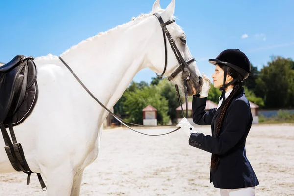 White horse adlı arıyor Binicilik sevgi dolu güzel ince kadın