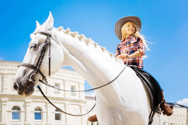 Blonde-Haired lány élvezi a hobbija-lovaglás közben — Stock Fotó