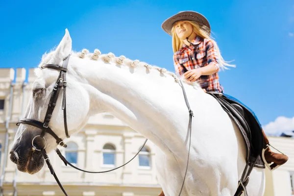 Elegante cowboy ragazza che indossa stivali da equitazione marrone equitazione cavallo — Foto Stock