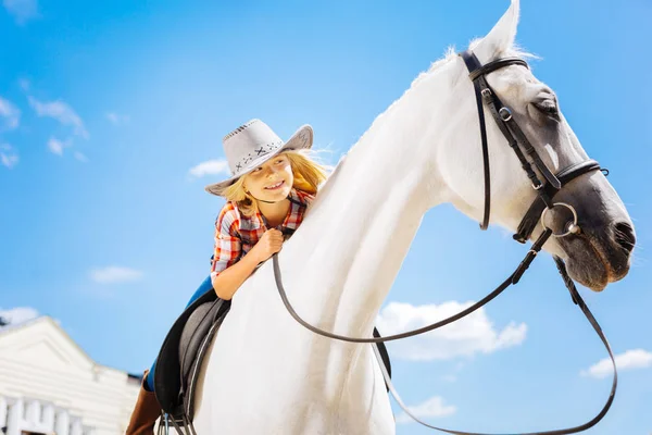 Blonde-Haired aranyos lány érzés csodálatos fehér ló lovaglás — Stock Fotó