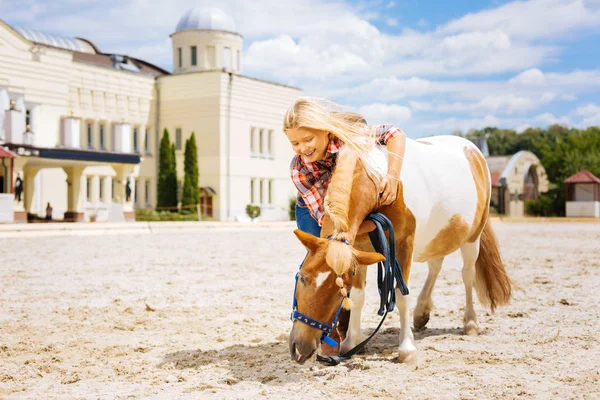 Játék Pony Mosolygó Érzelmi Lány Visel Piros Négyzet Ing Játszó — Stock Fotó