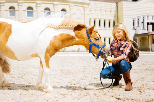 Amusé écolière passer son week-end près de l'écurie avec cheval — Photo