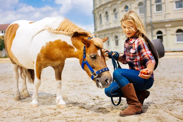 かわいい女の子の身に着けている茶色の革の乗馬ブーツ餌馬 — ストック写真