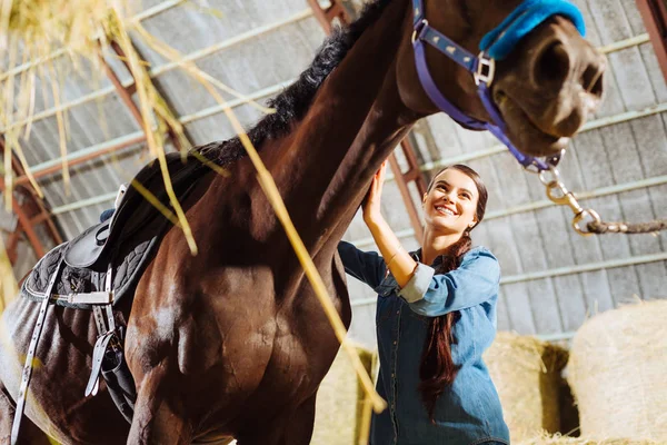 Sötét szemű nő jön, hogy stabil Ló farmer ruhában — Stock Fotó