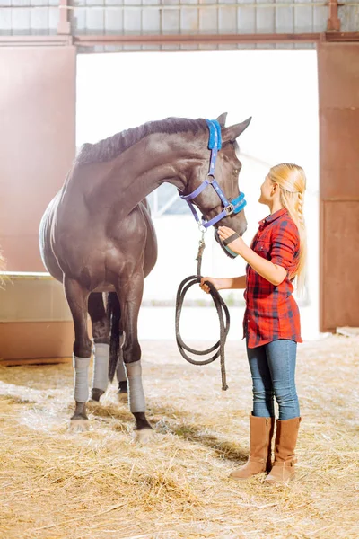 安定の立っているをブーツは乗馬を着てかわいい女子高生 — ストック写真