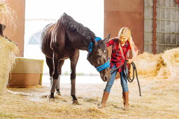 安定して先行馬でのツアーを持つ晴れやかな女子高生 — ストック写真