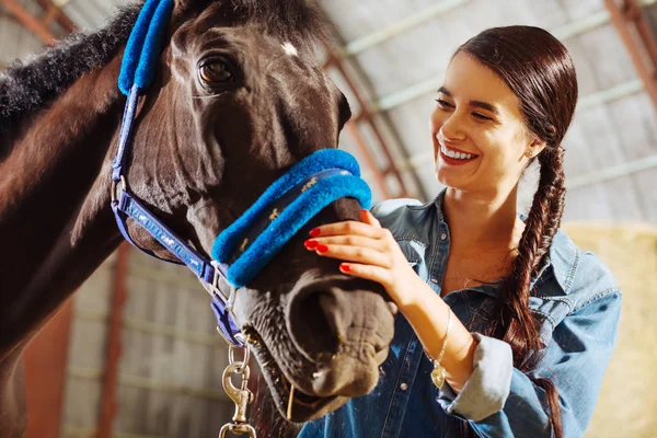 馬を見て広く笑みを浮かべて赤色の爪と美しい女性 — ストック写真