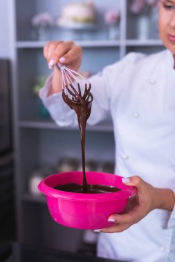 Profesyonel baker ile çikolatalı kek pişirme beyaz tırnak sanat