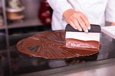 Chocolatier beyaz ceket çikolata şekerleme yemek yapma