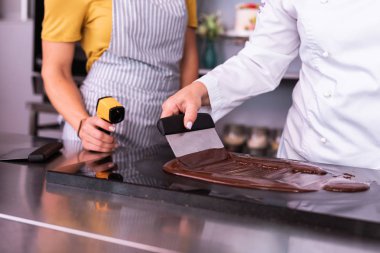 Onun tatlı profesyonel chocolatier pişirme ganache