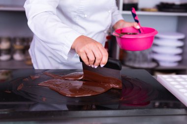 Çikolata sır yaparken pembe kase tutarak profesyonel şef
