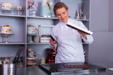 Sarışın Şef çikolata şekerleme yapmak için dökme