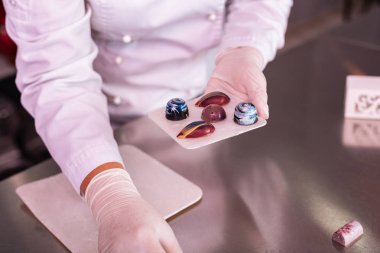 Profesyonel onun mükemmel çikolata tatlılar tutarak chocolatier