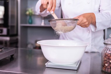 Tatlı pasta pişirme sırasında un civatalama meşgul pudra