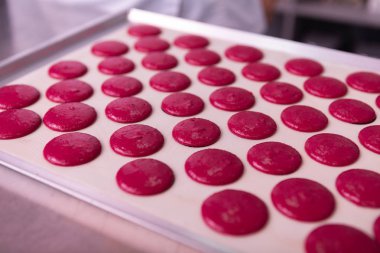 Parşömen kağıt ve macaroons ve kapsayan pan pişirme yakın çekim