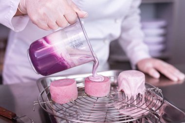 Baker dökme güzel menekşe ayna küçük kek üzerine krema deneyimli