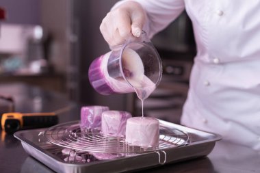 Küçük meyve kek pişirme beyaz ceket Baker