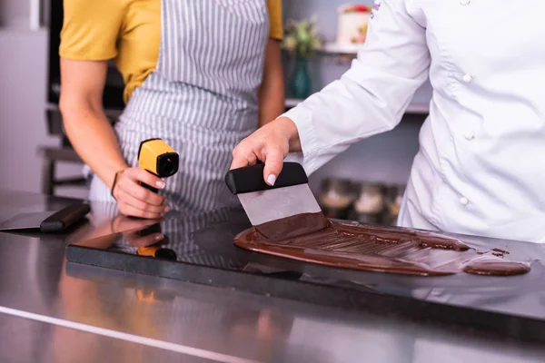 Professionale ganache di cottura cioccolatiera per il suo dessert — Foto Stock