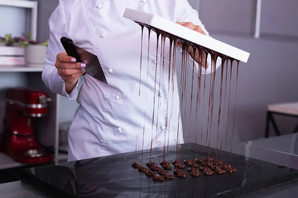 Professional chocolatier making nice little chocolate sweets — Stock Photo, Image