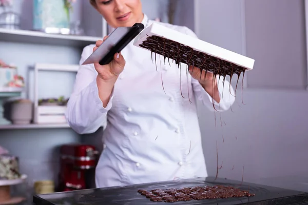 Glada chocolatier matlagning mörk chokladkaka — Stockfoto