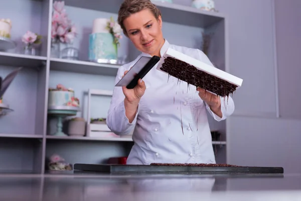 Chef atractivo trabajando duro mientras que hace la barra de chocolate —  Fotos de Stock