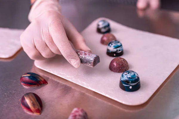 Erfahrener Chocolatier hält süß mit Silberbeschichtung — Stockfoto