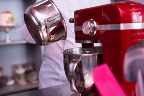 Chef célèbre professionnel utilisant une machine de cuisson rouge moderne — Photo