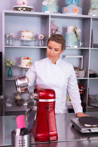 Beroemde ervaren banketbakker werken hard koken taart — Stockfoto