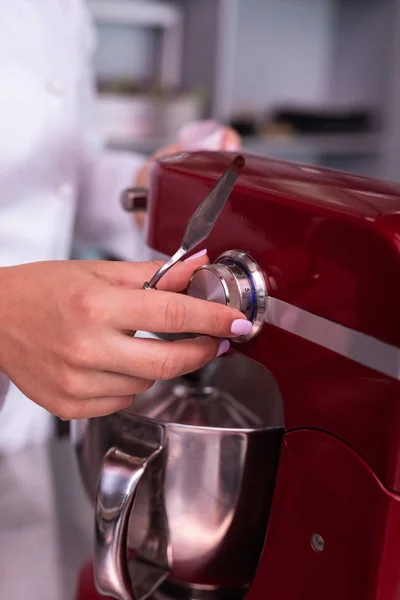 Köksutrustning Professionell Bagare Med Modernt Köksutrustning Håller Att Matlagning Croissanter — Stockfoto