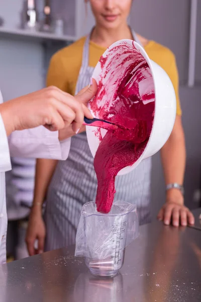 Escuela Cocina Profesor Experimentado Famosa Escuela Cocina Enseñando Hacer Macarrones — Foto de Stock