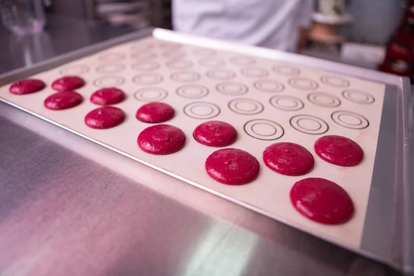 小さなピンクのマシュマロを作るプロの菓子 — ストック写真