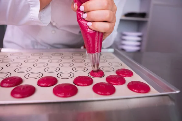 Bäckerin benutzt Teigtasche beim Kochen von rosa Marshmallows — Stockfoto